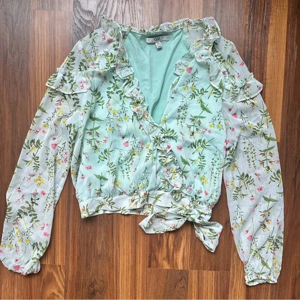 Women’s floral crop top size XS